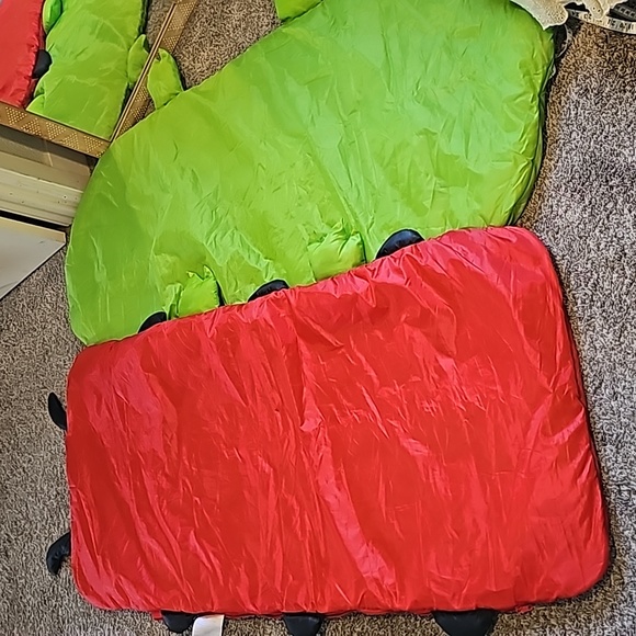 STUNNING MELISSA & DOUG LADBUG ALLIGATOR SLEEPING BAGS - Picture 12 of 14